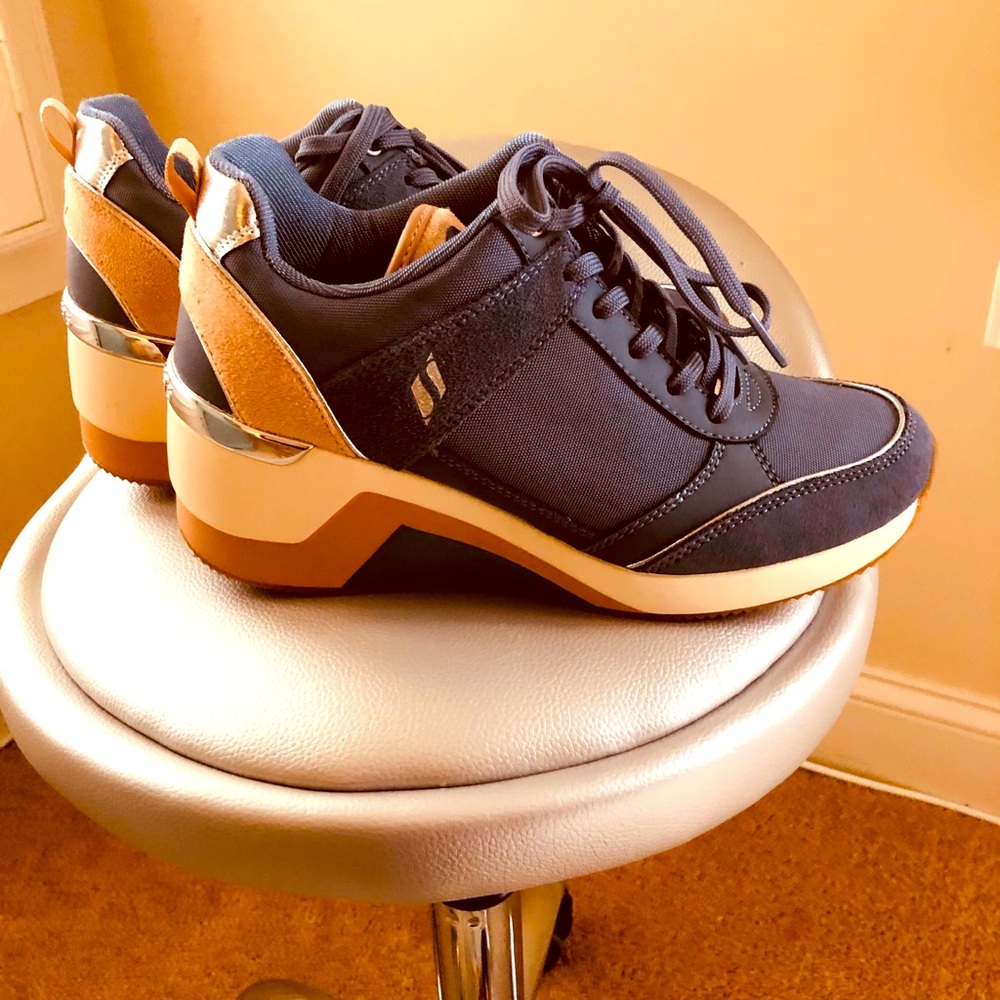 Sketchers Million HighN/Fly High Sneakers Size9